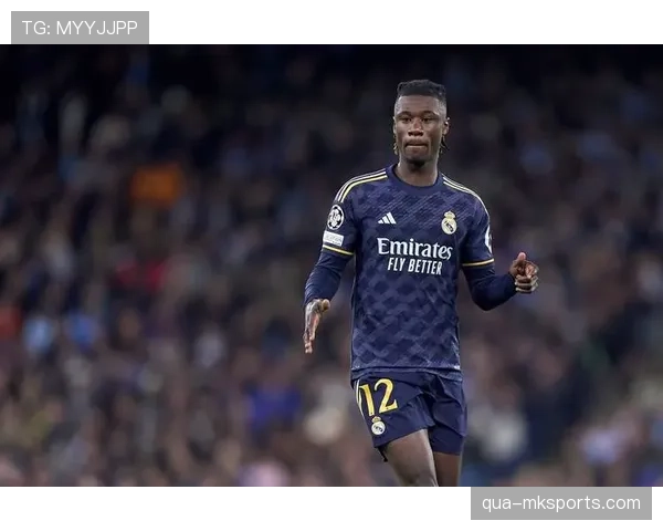 卡马文加的战术适应性如何塑造其全能中场价值？